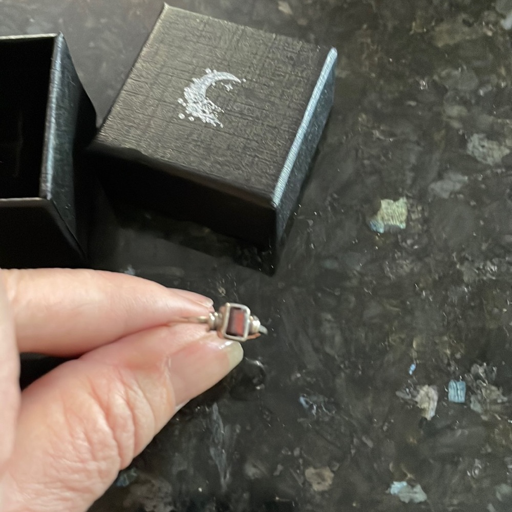 NEW Sterling silver garnet ring SZ 7 Stamped 925. Absolutely gorgeous - Picture 3 of 9